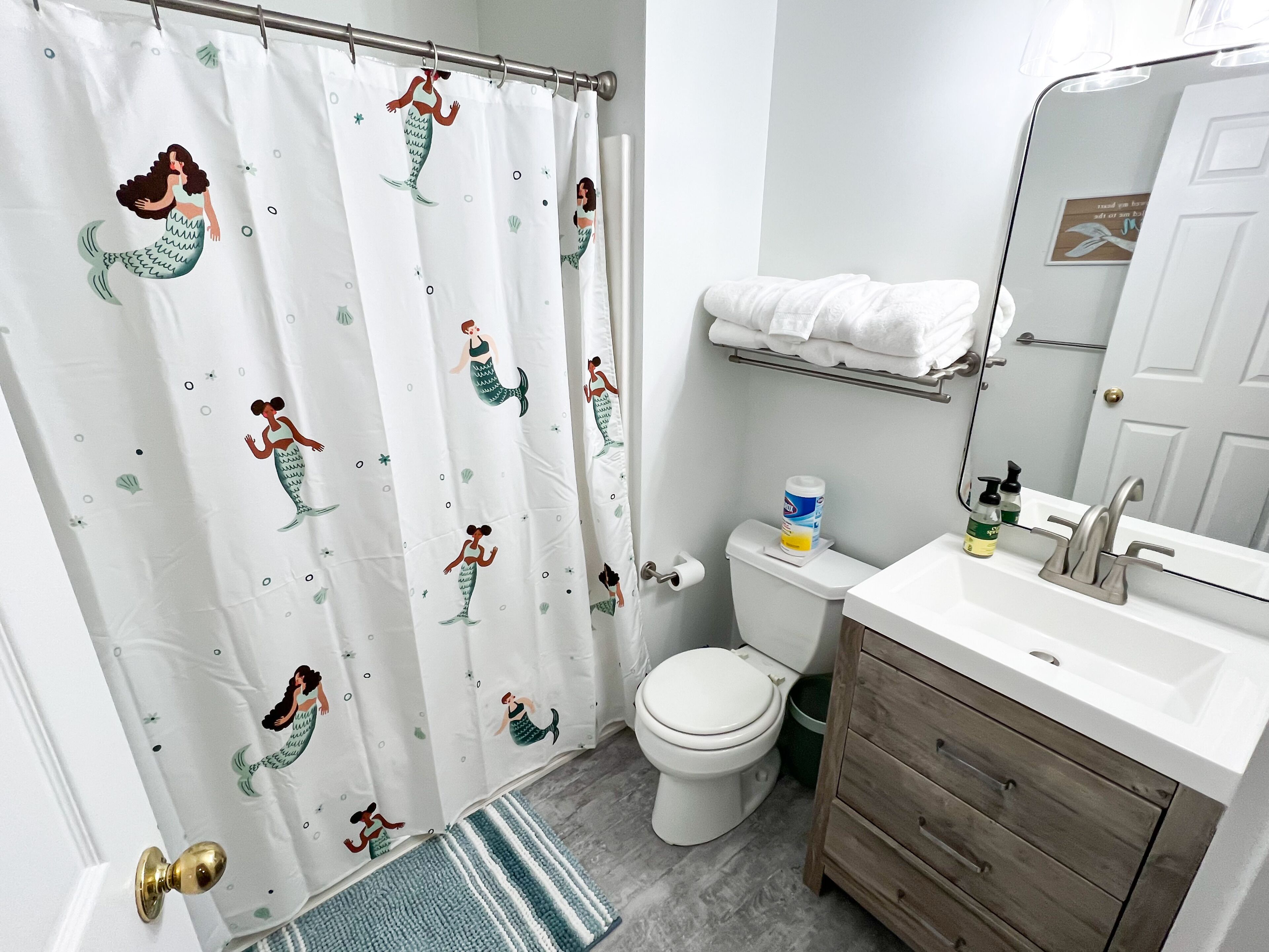 Suihkun ja ammeen yhdistelmä, hiustenkuivaaja, pyyhkeet, vessapaperi