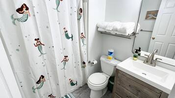 Suihkun ja ammeen yhdistelmä, hiustenkuivaaja, pyyhkeet, vessapaperi