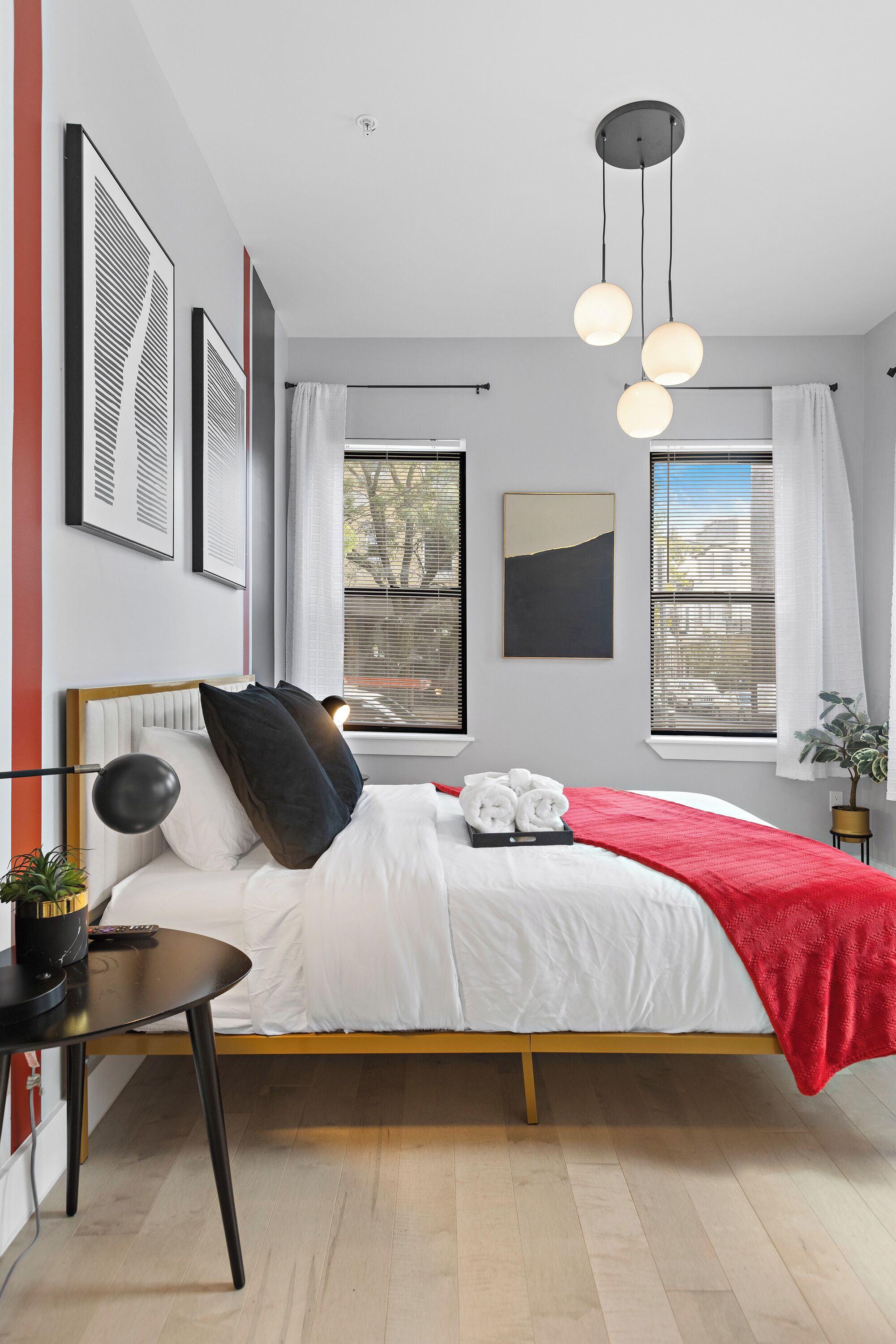 2 habitaciones, escritorio y tabla de planchar con plancha 