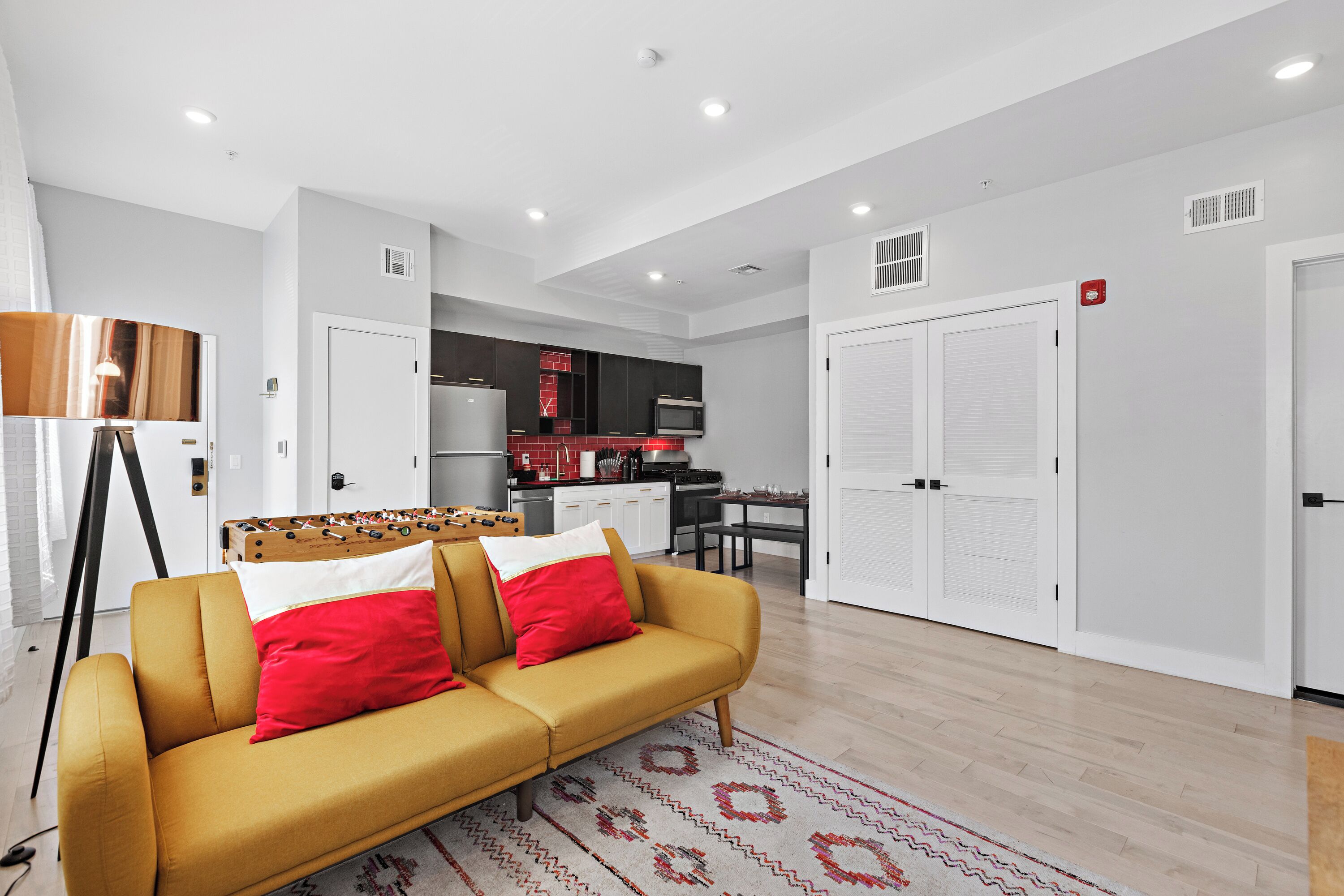 Smart-TV, Tischfußball, Arbeitsbereiche