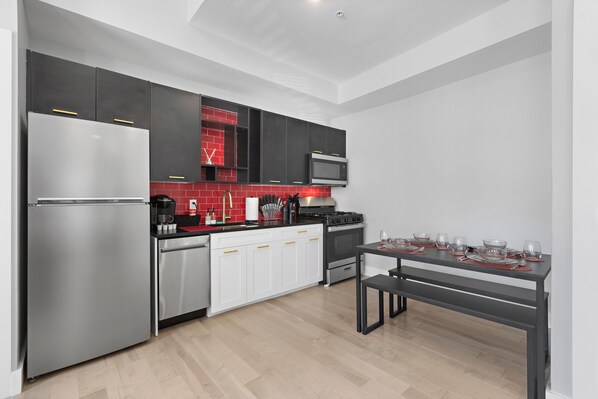 Frigorífico, microondas, horno y placa de cocina