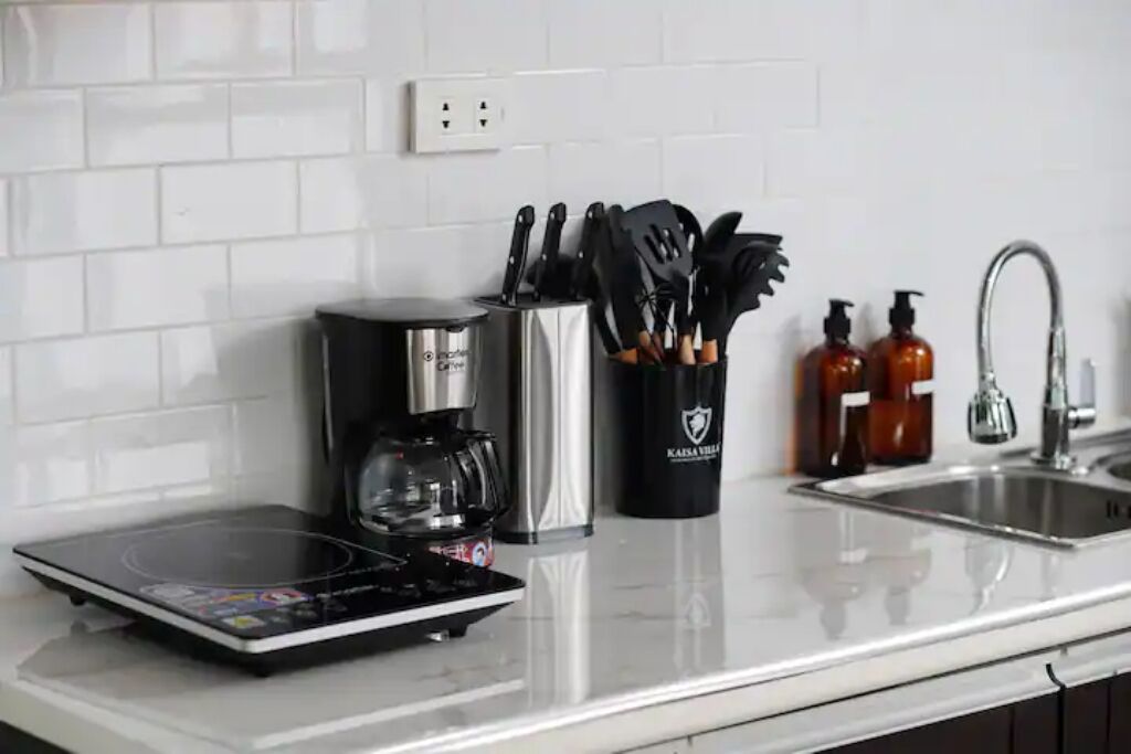 Réfrigérateur, micro-ondes, plaque de cuisson, bouilloire électrique