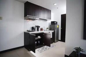 Kühlschrank, Mikrowelle, Herdplatte, Wasserkocher