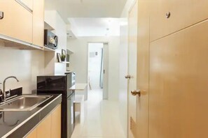 Private kitchen - Steven’s Den at MPlace | Cozy w/ Fast WiFi (Taguig)