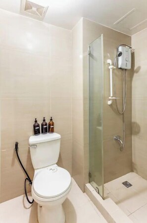 Shower - Steven’s Den at MPlace | Cozy w/ Fast WiFi (Taguig)