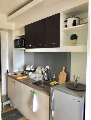 Fridge, microwave, rice cooker, cookware/dishes/utensils - Fast Wifi & Netflix in Beautiful 1BR Condo (Taguig)