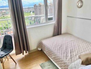 Blackout drapes, iron/ironing board, WiFi - Fast Wifi & Netflix in Beautiful 1BR Condo (Taguig)