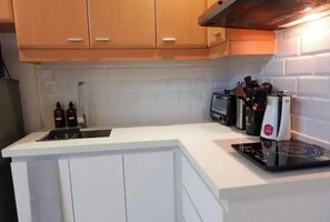 Private kitchen - Comfy Greenbelt Suite w/ City View, Pool & Balcony (Parañaque)