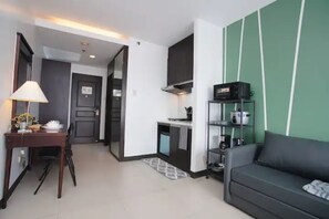 Netflix, streaming services - Simple & Cozy Newly Renovated Suite in Ortigas (Pasig)