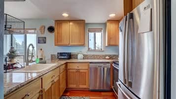 Condo, 2 Queen Beds, Balcony, Lake View (Tahoe Lakeview Bliss) | Private kitchen | Fridge, microwave, oven, stovetop