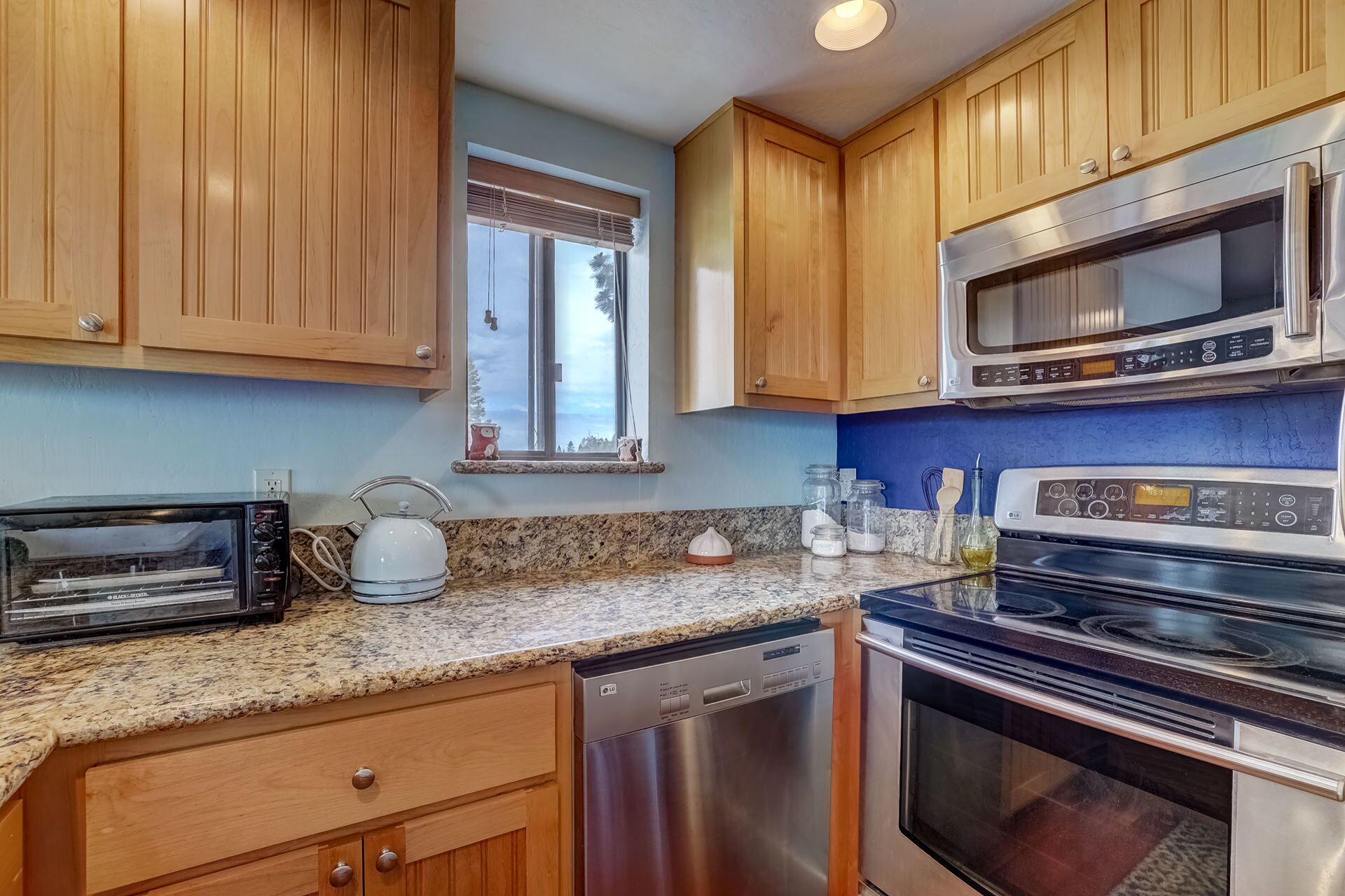 Condo, 2 Queen Beds, Balcony, Lake View (Tahoe Lakeview Bliss) | Private kitchen | Fridge, microwave, oven, stovetop