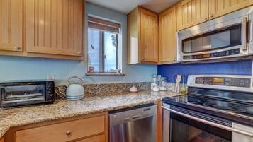 Condo, 2 Queen Beds, Balcony, Lake View (Tahoe Lakeview Bliss) | Private kitchen | Fridge, microwave, oven, stovetop