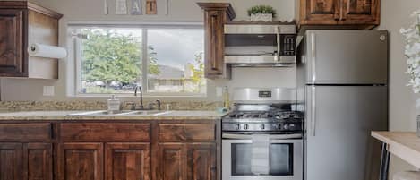 Refrigerador, microondas, horno y parrilla de estufa