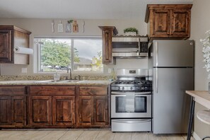 Refrigerador, microondas, horno y parrilla de estufa 