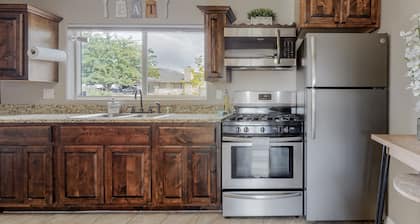 3 Bedroom (1 King 2 Queen beds) 1 bathroom home with private backyard