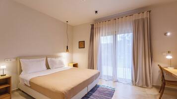 Phòng đôi hoặc 2 giường đơn Superior, quang cảnh vườn | Bàn, khu vực làm việc phù hợp cho laptop, màn/rèm cản sáng