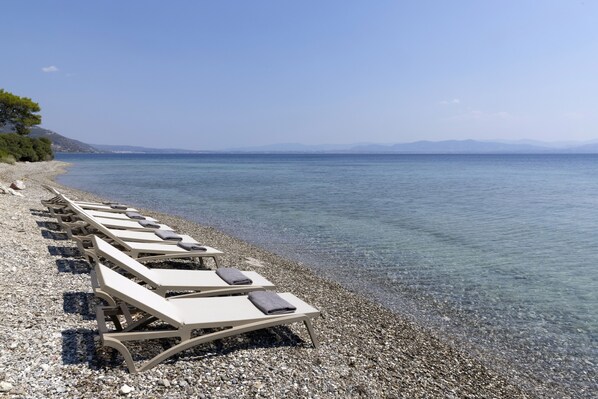 On the beach, black sand - Villa Aura Loutraki (Loutraki-Agioi Theodoroi)