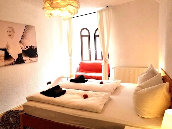 2 bedrooms, desk, iron/ironing board, WiFi