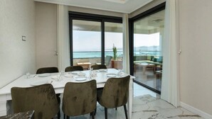 Luxury Apartment, 3 Bedrooms, Sea View, Tower | Living area