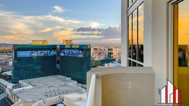 Korkea kerrostalo, josta avautuu näkymä Las Vegasin kuuluisalle The Strip -kadulle, ja josta näkyy myös MGM Grand -hotelli.
