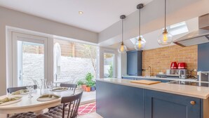 Private kitchen - Stylish 1 Bedroom Flat in Fulham With Patio (London)