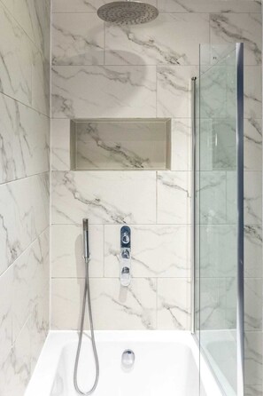 Bathroom - Stylish 1 Bedroom Flat in Fulham With Patio (London)