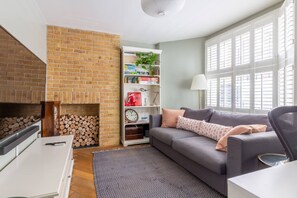 Living room - Stylish 1 Bedroom Flat in Fulham With Patio (London)