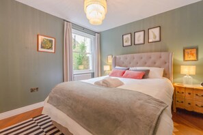 Apartamento básico, 1 cama King e sofá-cama | 1 quarto, espaço de trabalho para notebook, roupa de cama