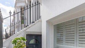 Exterior - Stylish 1 Bedroom Flat in Fulham With Patio (London)