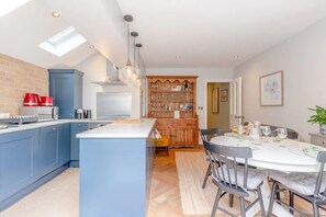 Apartamento básico, 1 cama King e sofá-cama | Cozinha privada | Geladeira, micro-ondas, fogão, cooktop