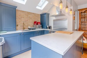 Basic-Apartment, 1 King-Bett und Schlafsofa | Eigene Küche | Kühlschrank, Mikrowelle, Ofen, Herdplatte