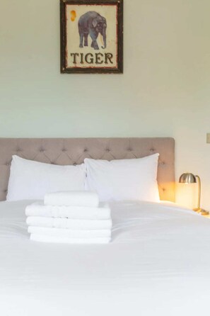 Basic House, Multiple Beds | 2 bedrooms, bed sheets - Stylish 2 Bedroom Home in Islington With Garden (London)