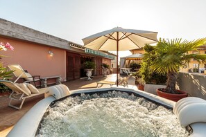 Terrace/patio - Casa Dieter, a superb 2 bedrooms Apartment with Grand Terrace and private parking in Central Lucca (Lucca)