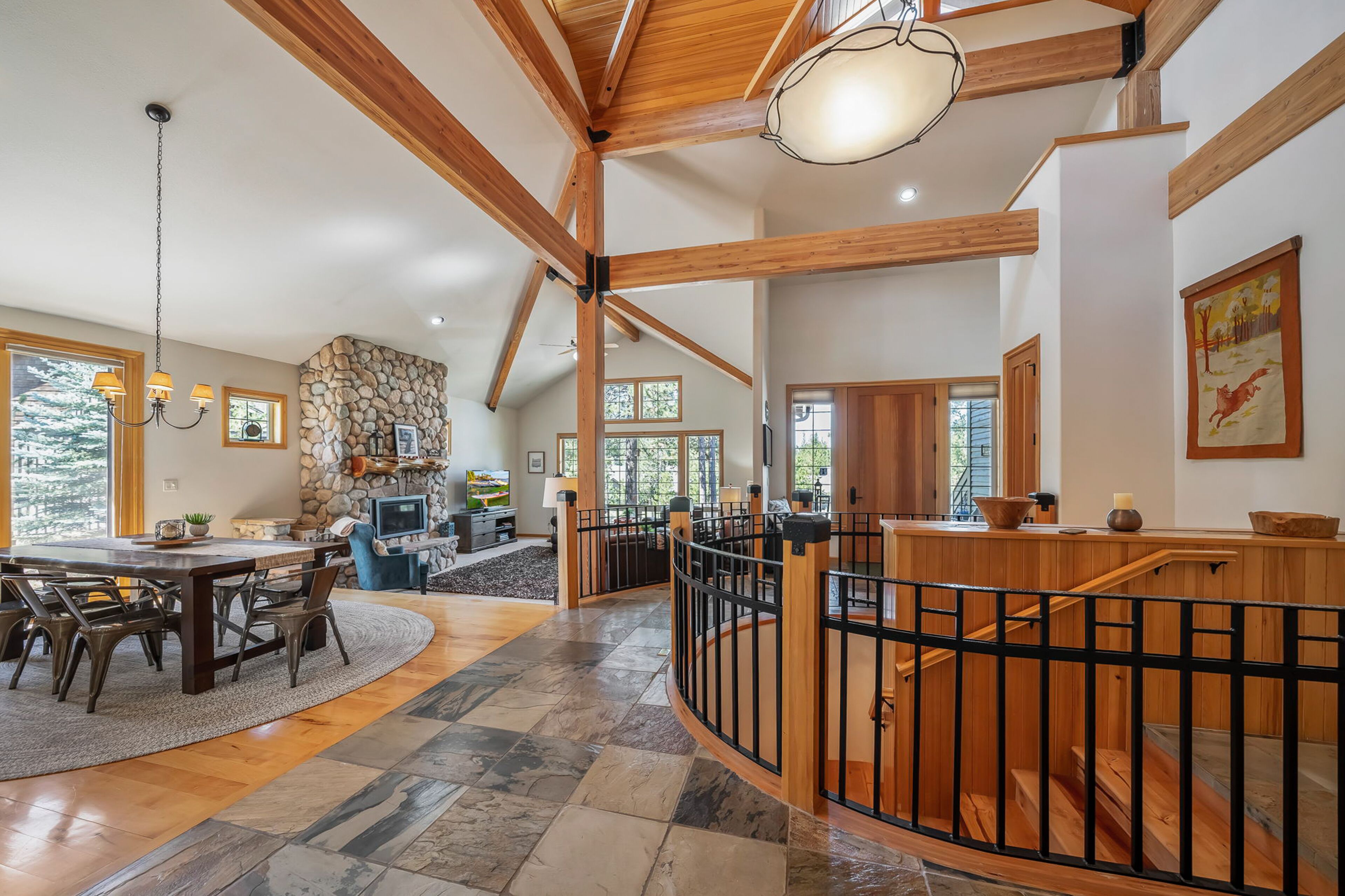 Home among the pines with a private hot tub, patio & 8 SHARC passes