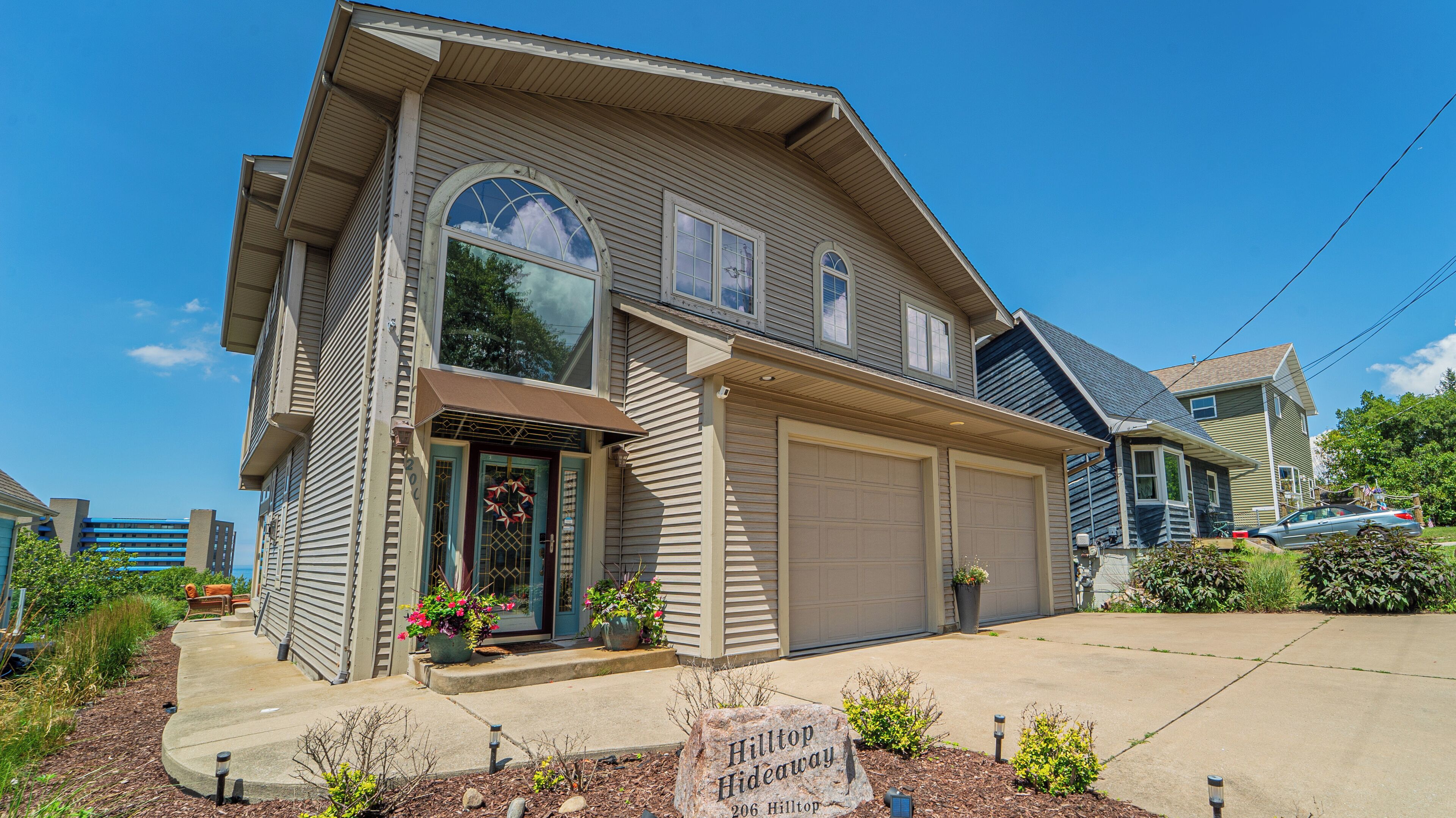Hilltop Hideaway, Great lake views. Big 4 bed/5 bath Vacation and Corporate stay
