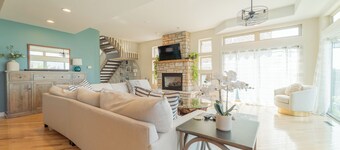 Close to beach, Spacious interior and exterior, Panoramic LAKE, PARK, CITY views