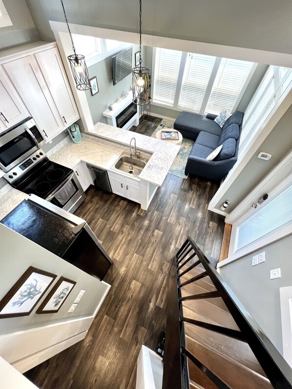 تلفزيون ذكي، مدفأة، كُتُب