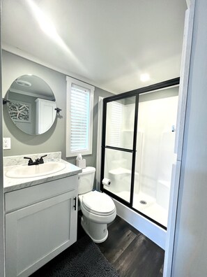 تجهيزات دش، مجففات شعر، مناشف، صابون