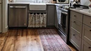 コーヒー / ティーメーカー、冷蔵庫、電子レンジ、オーブン