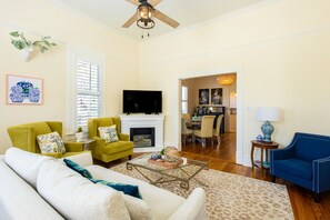 Smart TV, fireplace, books, stereo