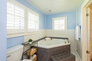 Combined shower/bathtub, jetted bath, hair dryer, towels