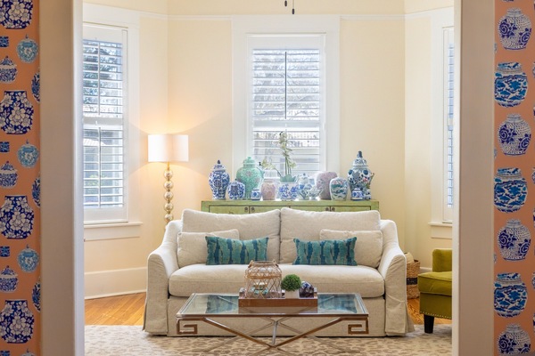 Smart TV, fireplace, books, stereo