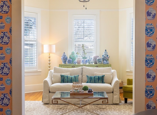 Smart TV, fireplace, books, stereo