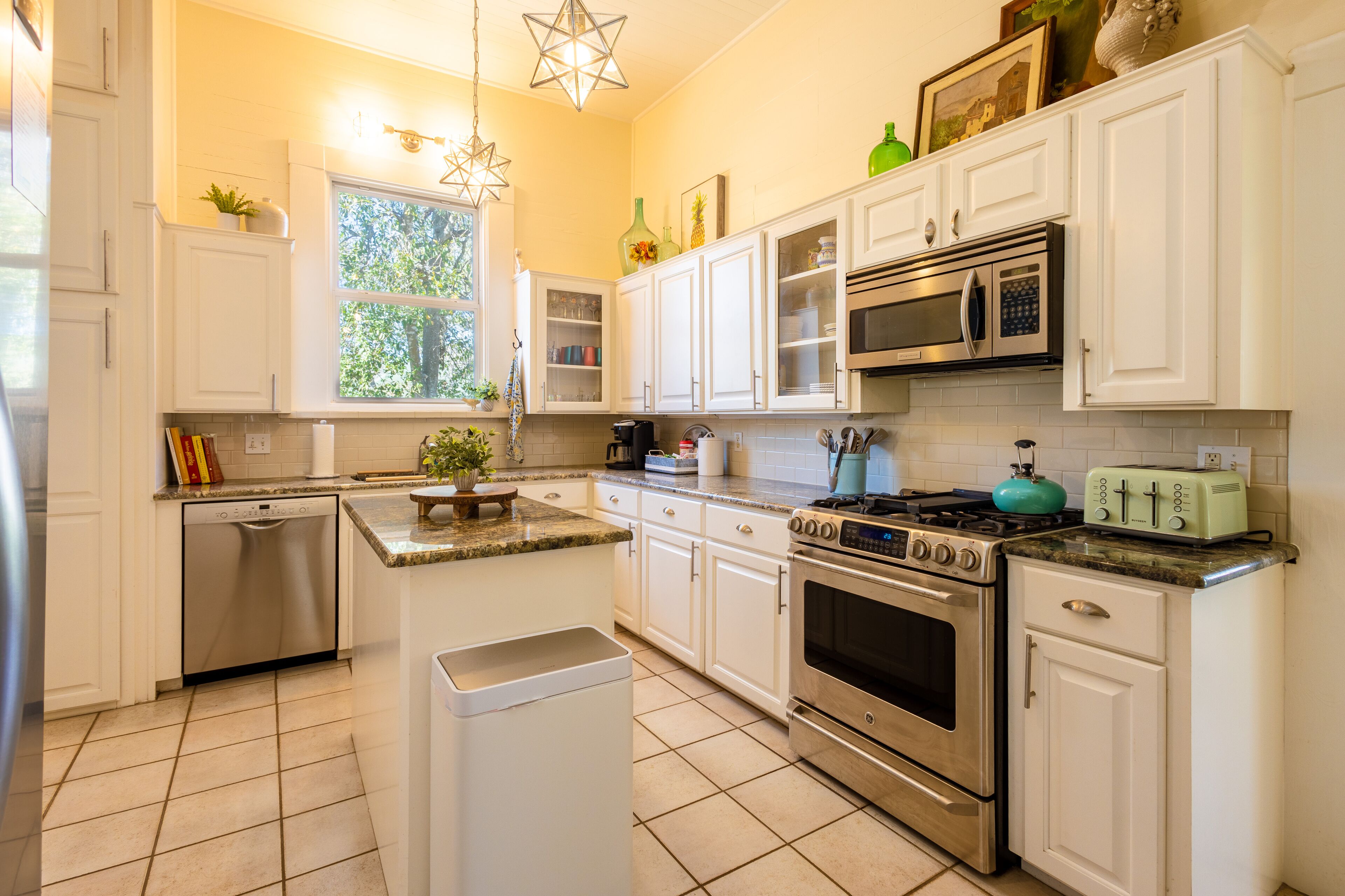 Jääkaappi, mikroaaltouuni, uuni, liesi