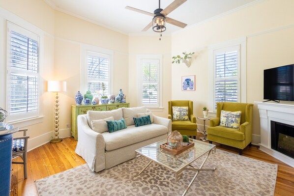 Smart TV, fireplace, books, stereo