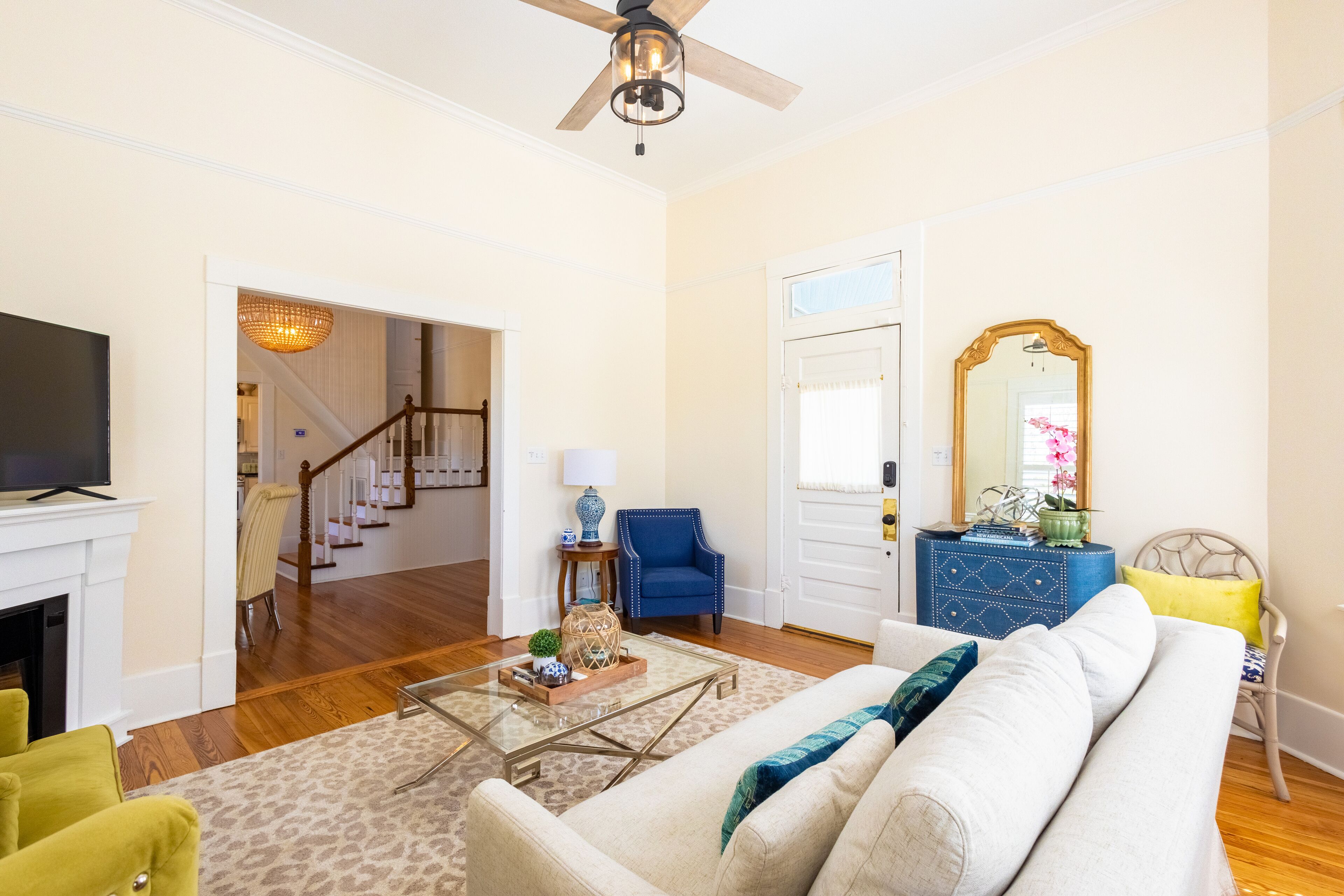 Älytelevisio, takka, kirjoja, stereot