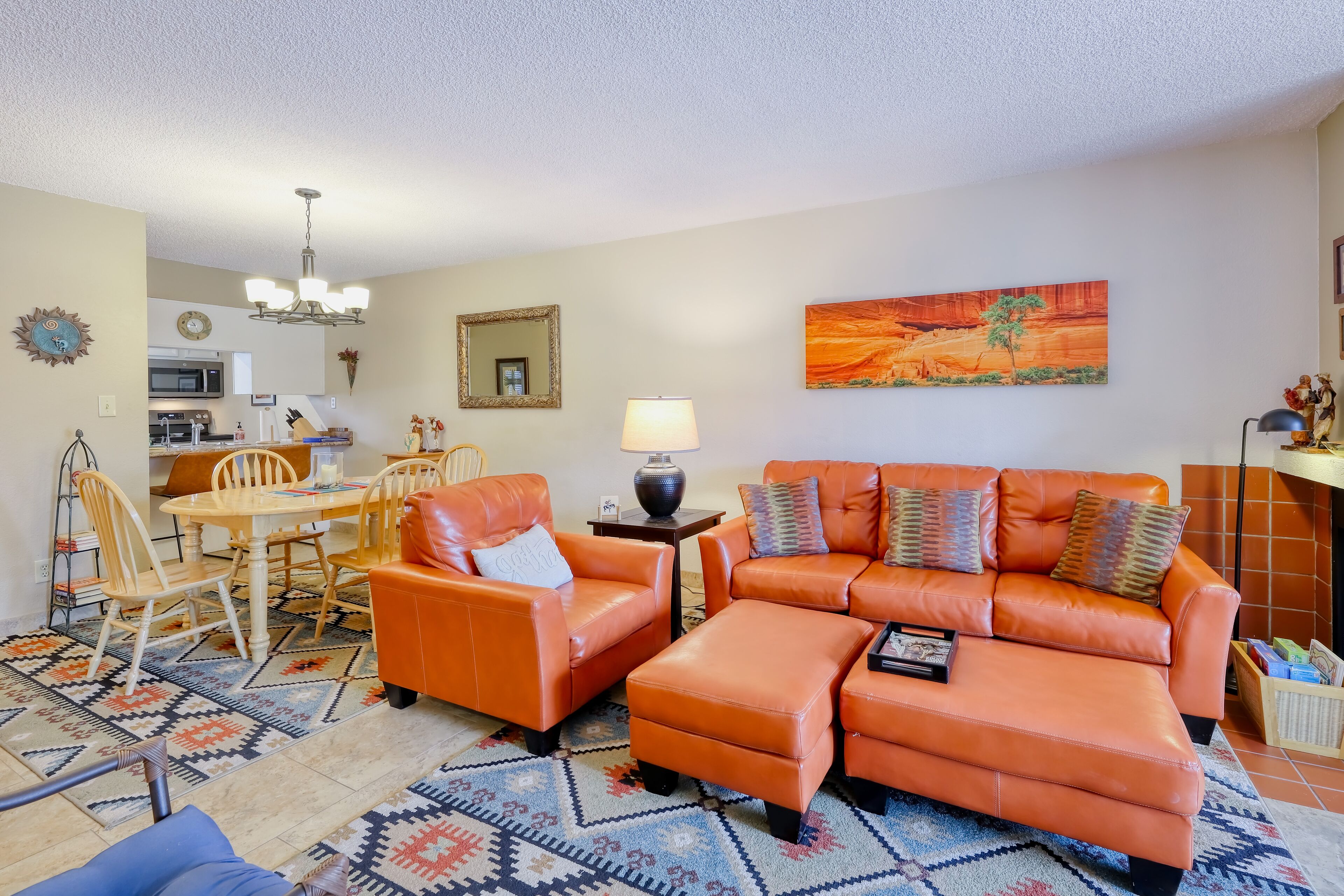 Ground-floor condo with pool, hot & central AC - close to Old Town, attractions