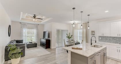 Water Front Sunny Relaxing Vacation Home 3bds, 2 bath, close to gulf beaches