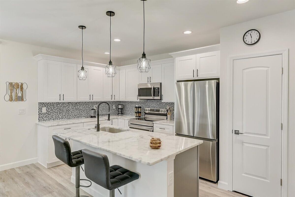 Jääkaappi, mikroaaltouuni, uuni, liesi