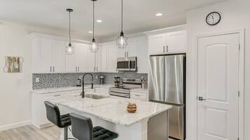 Geladeira, micro-ondas, fogão, cooktop